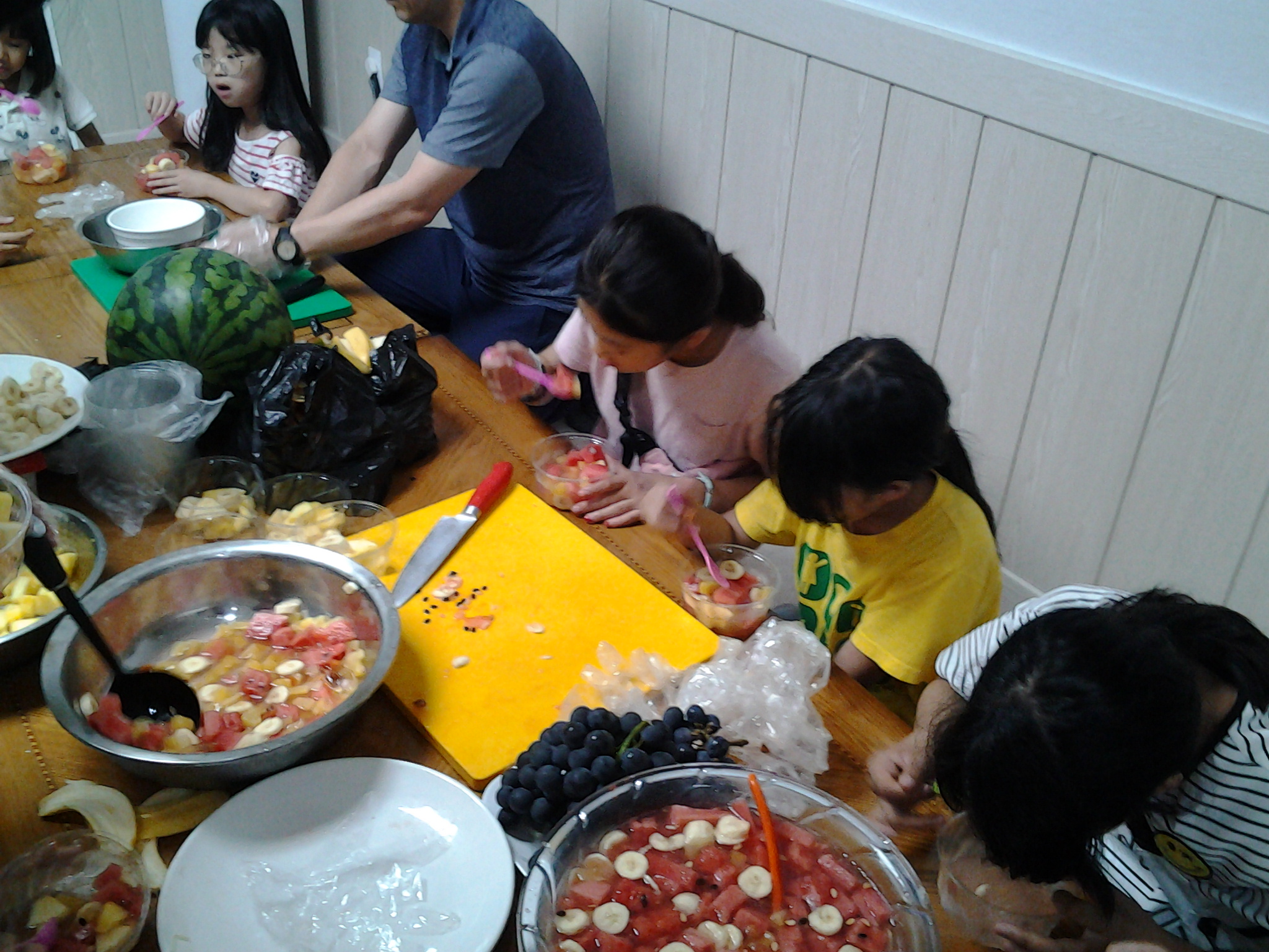 아동들과 함께 화채를 만드는 과정