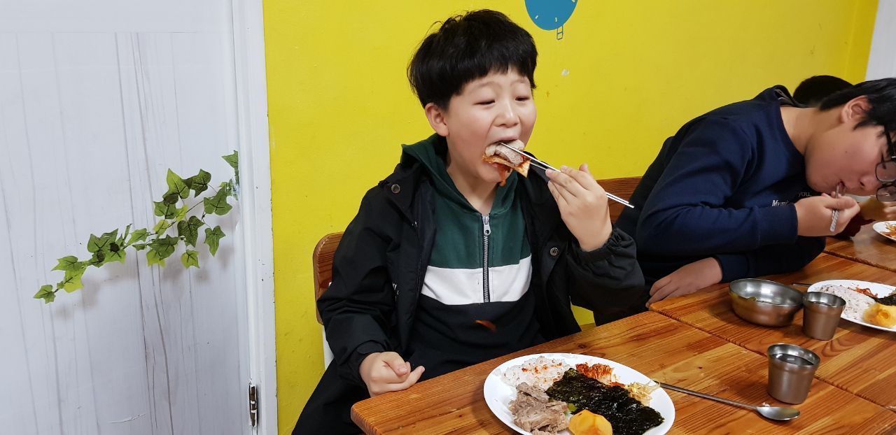 고기를 김치에 싸서 맛있는게 먹는 모습