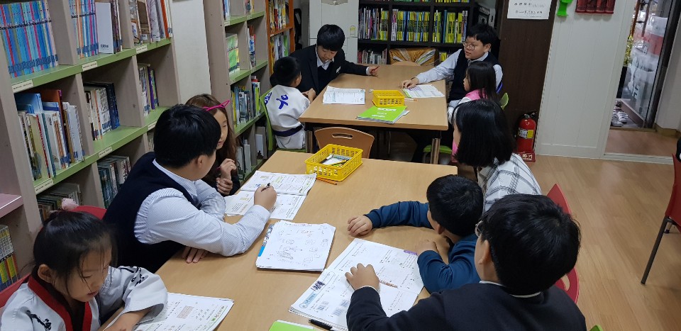 자원봉사자들과 함께하는 초등학교 학습시간