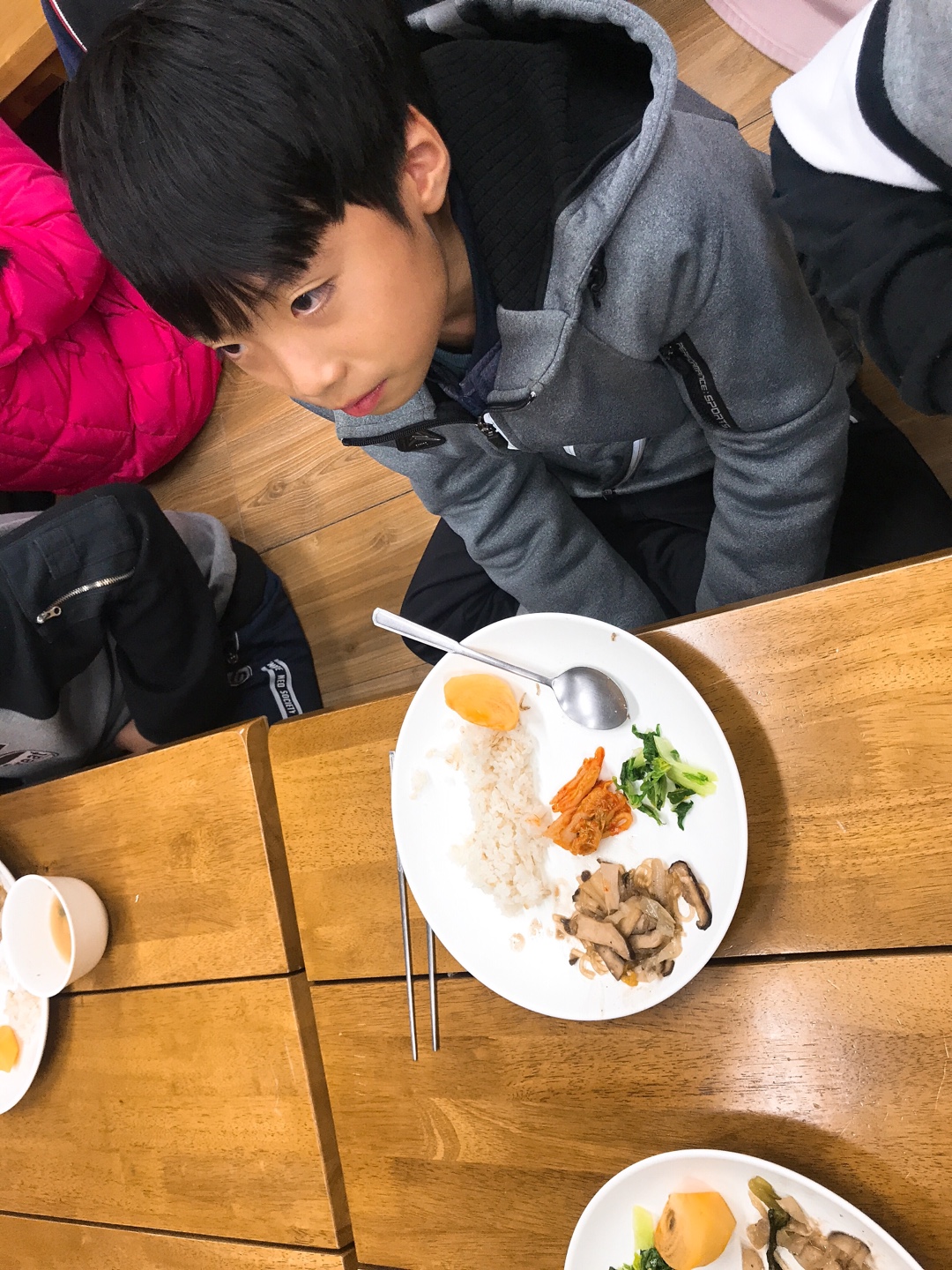 후원받은 김치를 맛있게 먹는 아이들