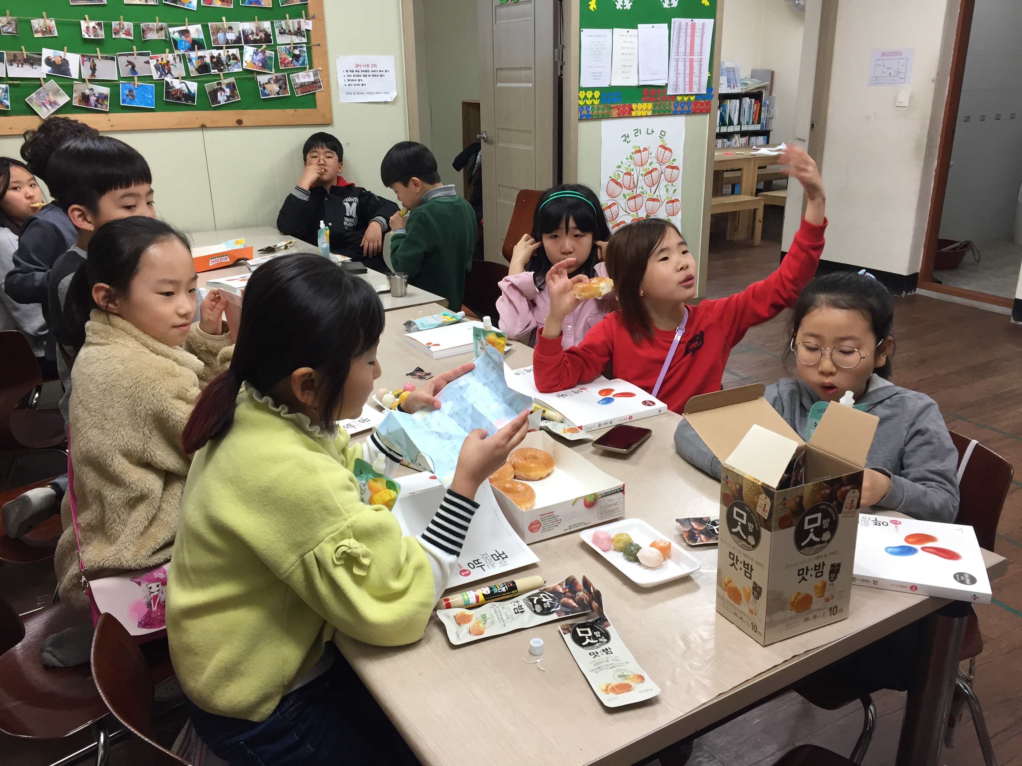 맛있는 간식과 함께 책을 열심히 읽고 있는 아이들.