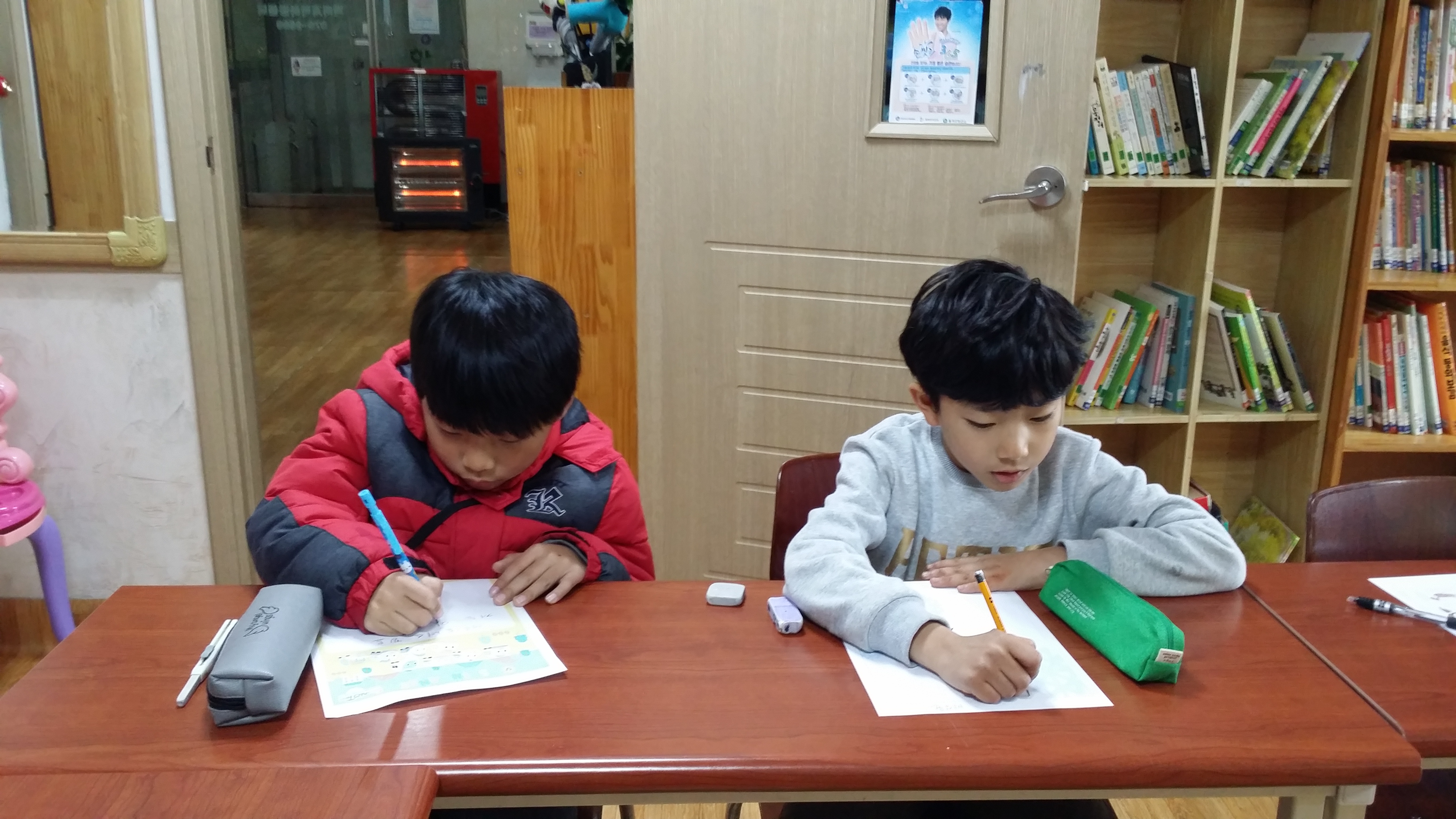 김문정, 박성원 학생의 편지기록 모습